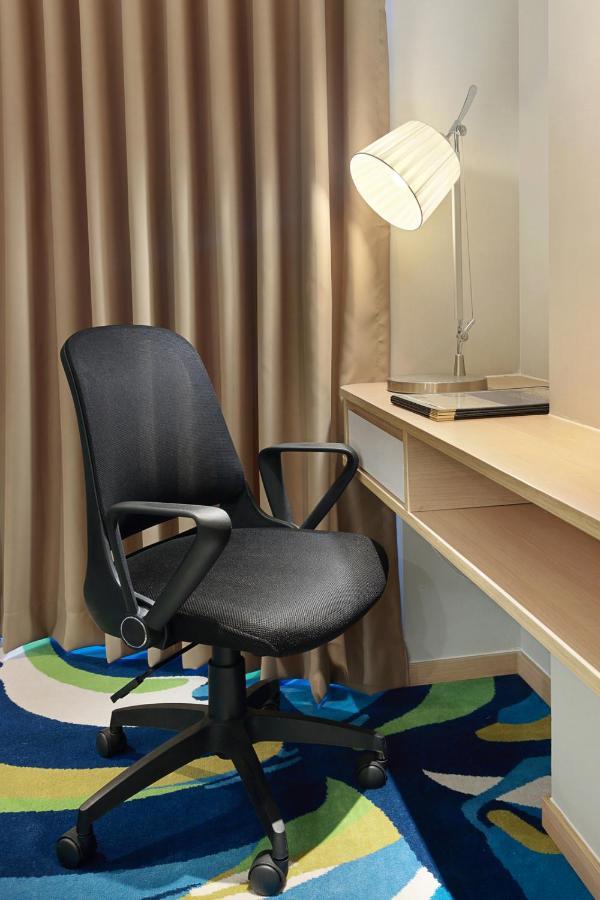 Holiday Inn Express Jakarta Wahid Hasyim By Ihg Zewnętrze zdjęcie